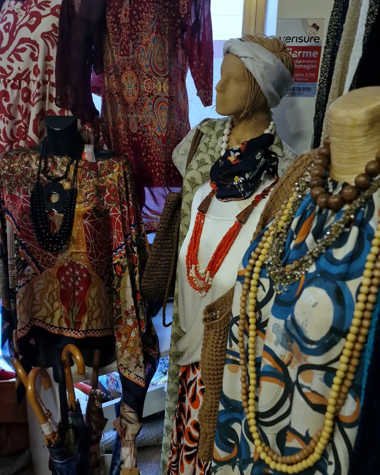 Abbigliamento e accessori moda donna · Karakorum, Container Concept Store