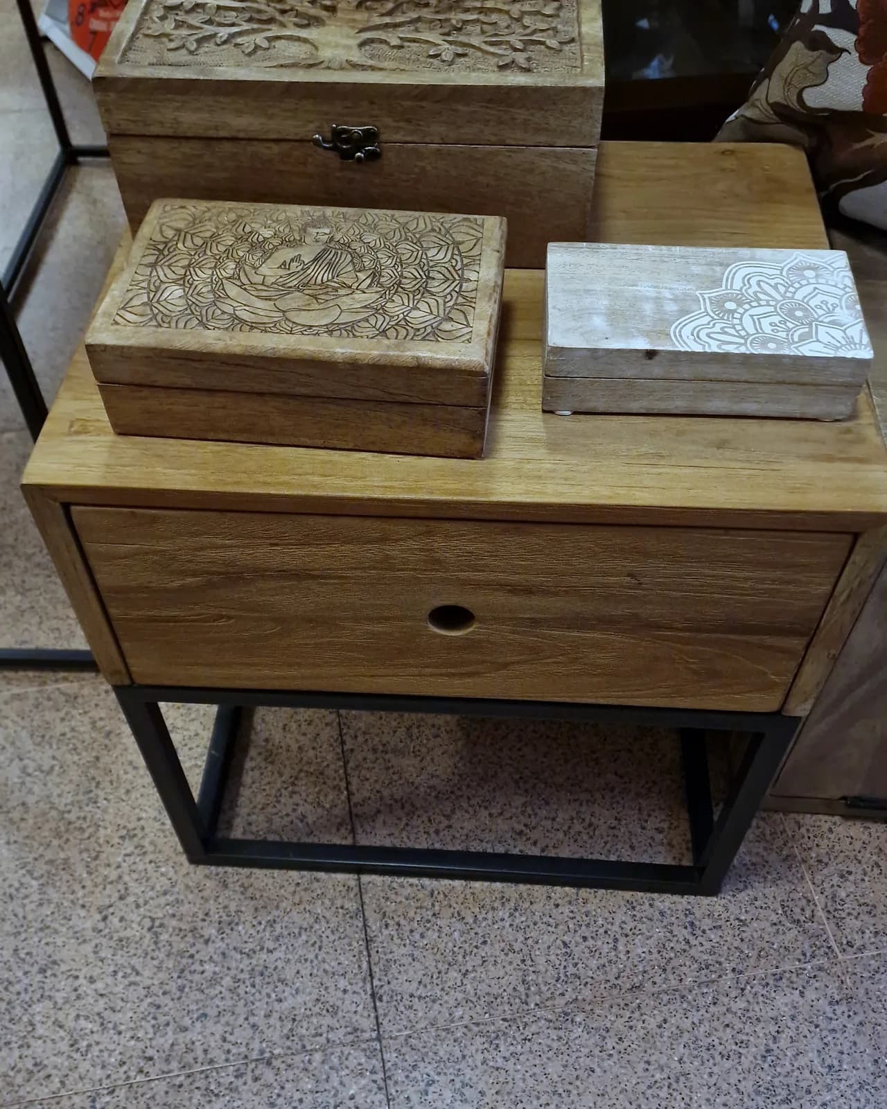 Arredo e complementi d'arredo orientali · Mobili, Container Concept Store