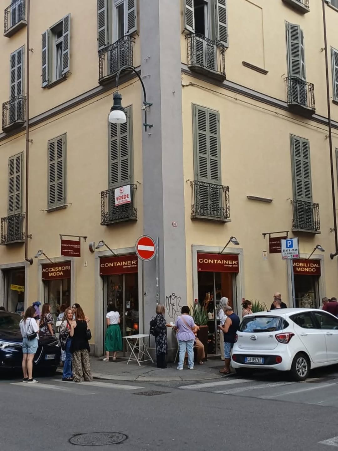 L'esterno di Container Concept Store all'angolo di via del Carmine, Torino